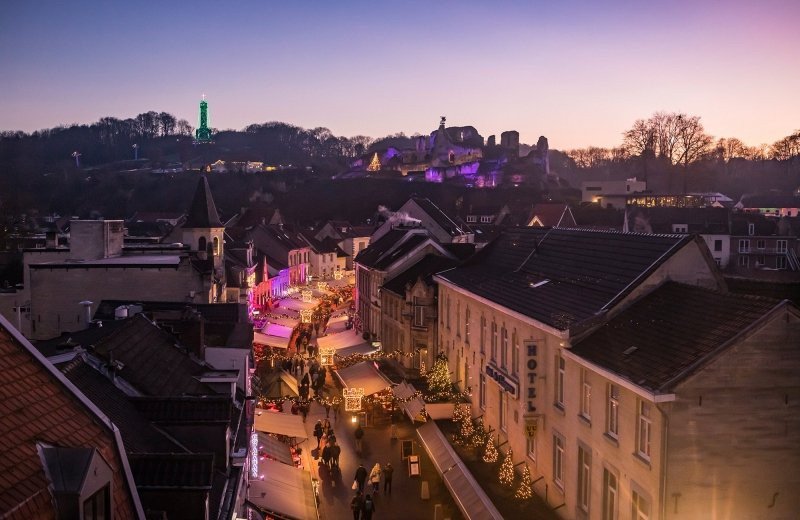 Verlichte straten van Kerststad Valkenburg tijdens de kerstperiode met duizenden lichtjes en winterse gezelligheid