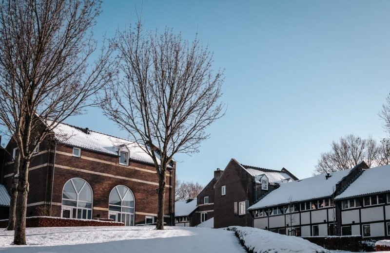 Vakwerkappartementen van De Mechelerhof bedekt met sneeuw tijdens de winter in Mechelen, Zuid-Limburg